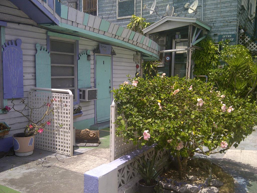 Arawak Inn Nassau Exteriör bild
