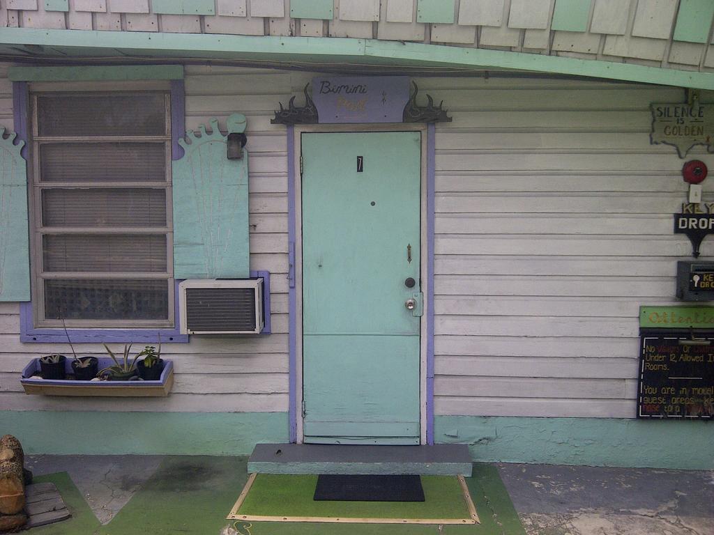 Arawak Inn Nassau Exteriör bild